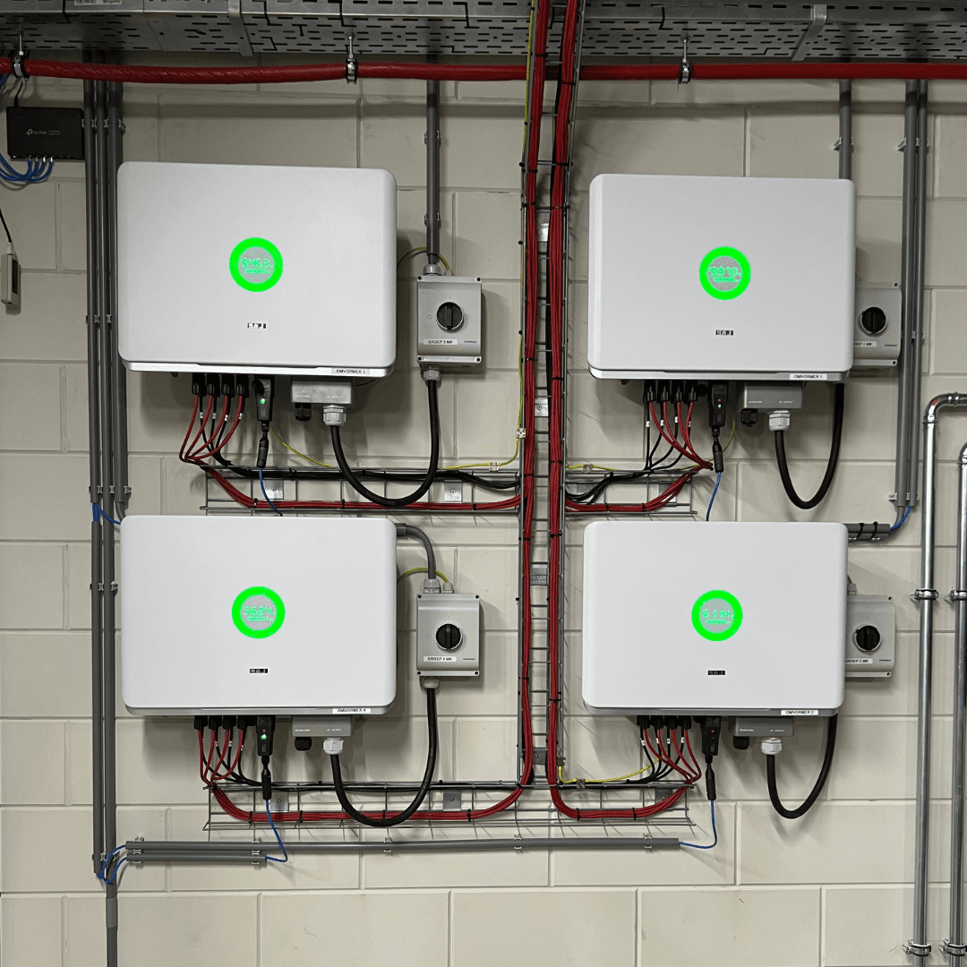 Vier omvormers — commerciële zonne-installatie