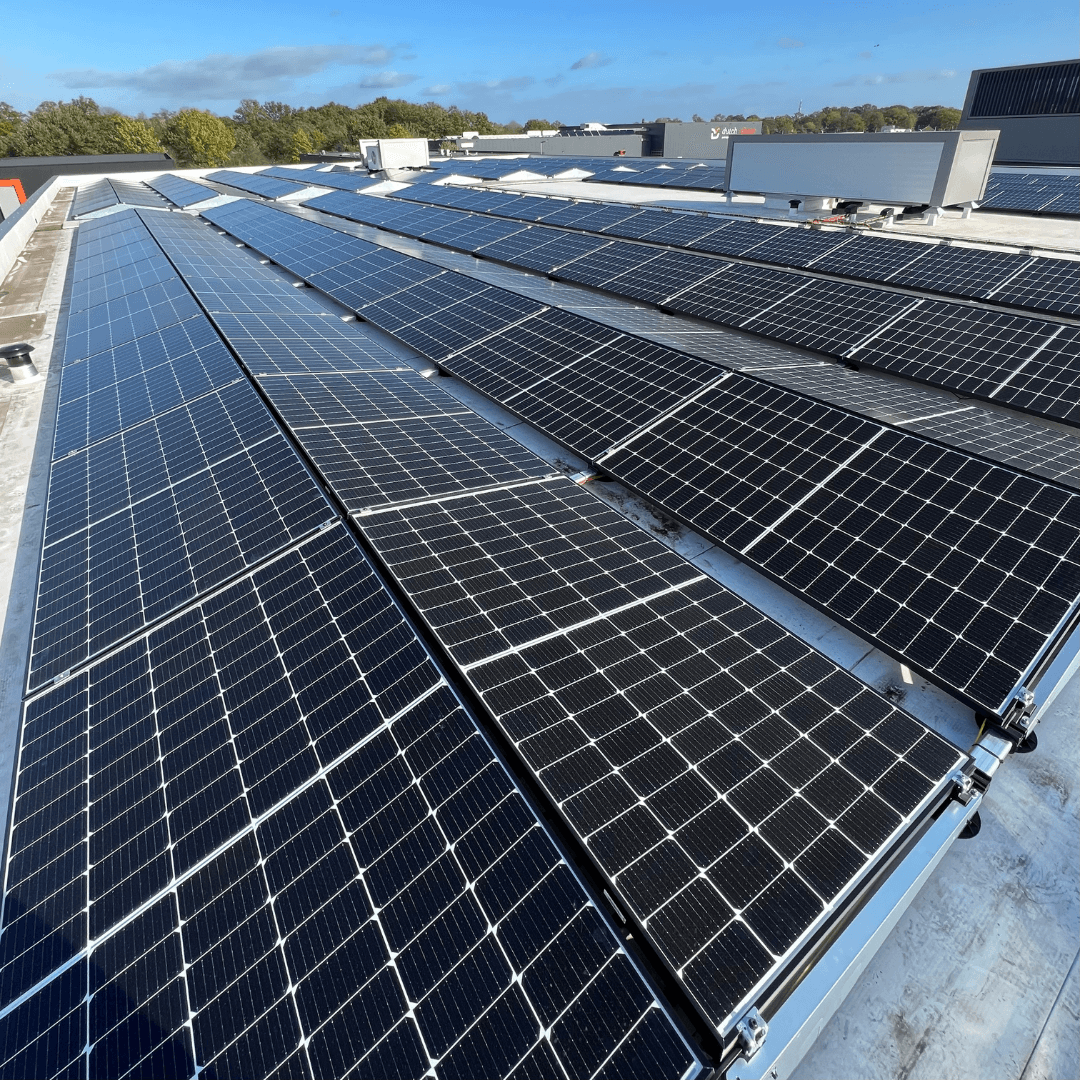 Zonnepanelen op plat dak — commerciële installatie
