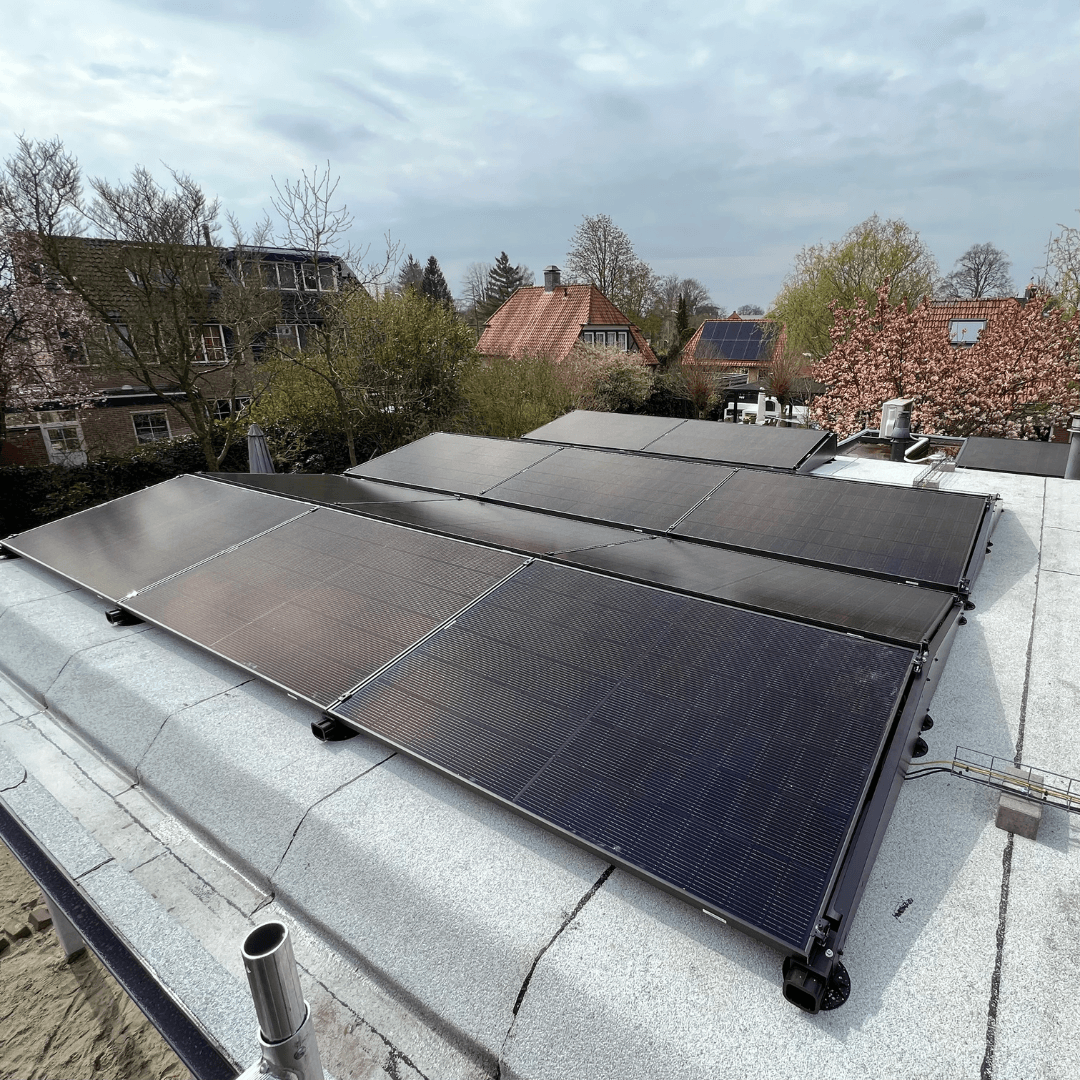 Zonnepanelen op plat dak — woonwijk